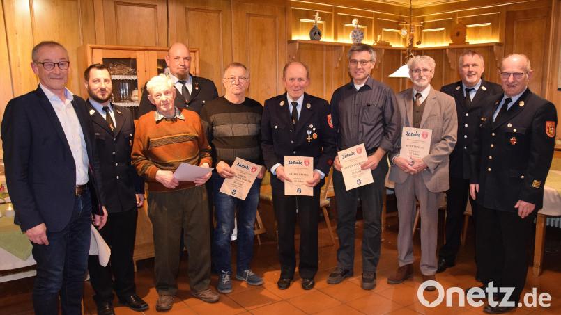 Die Feuerwehr Rieden ehrt langjährige Mitglieder für ihre Treue (von links): Bürgermeister Erwin Geitner, Zweiter Kommandant Tobias Haas, Karl Fischer, Vorsitzender Martin Eichenseer, Albert Lautenschlager, Georg Reindl, Martin Hofmann, Kurt Zittlau, Kreisbrandmeister Jürgen Ehrensberger und Kreisbrandinspektor Hubert Bloedt. Bild: bö