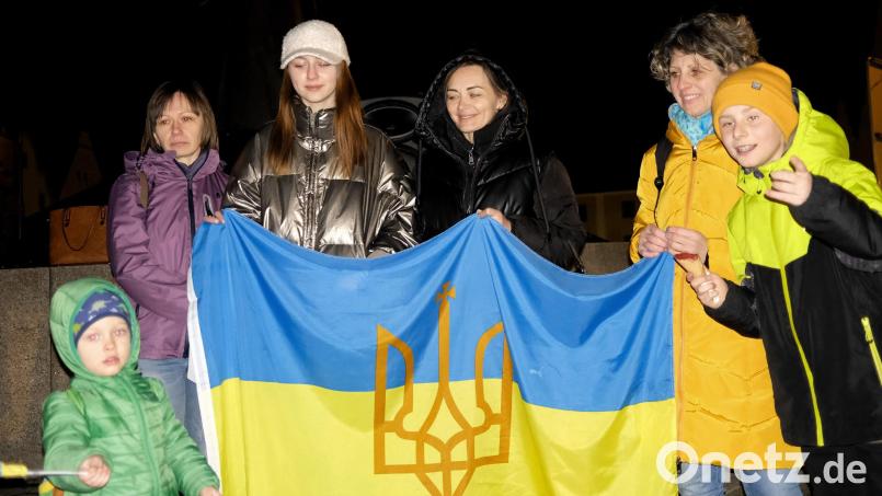 Geflüchtete ukrainische Familien beteiligten sich an der Friedenskundgebung am Schwandorfer Marktplatz. Für sie sprach Galyna Bilchenko (links). Bild: Hirsch