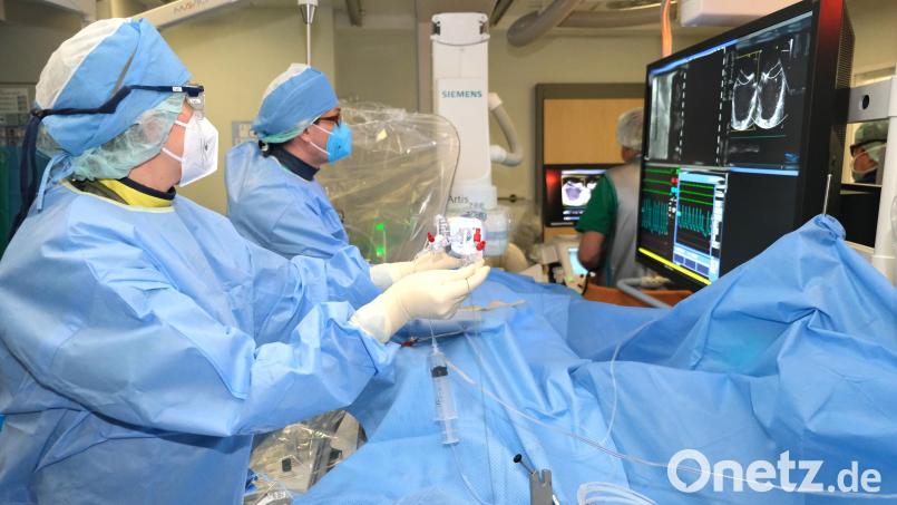 Bei dem Eingriff ist Präzision gefragt: Prof. Christoph Birner (rechts) und Leitenden Oberärztin Dr. Verena Fabiunke-Dörr arbeiten eng zusammen. Bild: Wolfgang Würth