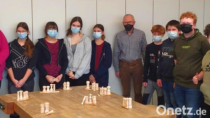 Die Schüler der Mittelschule Erbendorf übten sich mit Fachmann Erich Spreng (Siebter von links) im Drechseln. Bild: njn