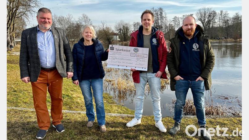Koch Tobias Brunner (Zweiter von rechts) und Benedikt Gruber (rechts) vom Round Table Schwandorf übergaben den Scheck mit Moderator Fabian Borkner (links) an Kerstin Weinrich vom Frauenhaus. Bild:  Schießl/exb
