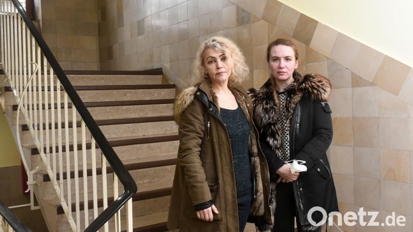 Svetlana (links) und Tochter Dasha brachten bis vor gut einer Woche Kiewer Grundschülern Mathematik oder Deutsch bei. Nun sind sie nach Weiden geflohen, wo sie vorerst im Handwerkerhaus untergekommen sind. Bild: Gabi Schönberger
