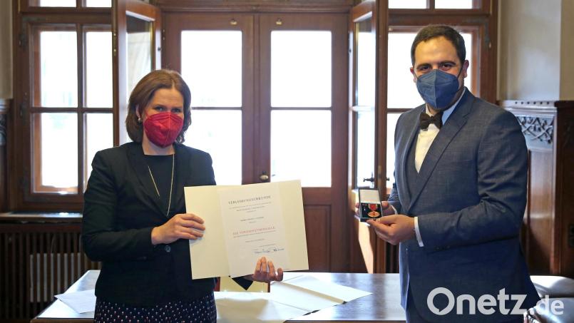 Die Münchener Bürgermeisterin Verena Dietl (links) überreicht Thomas Andonie die Verdienstmedaille des Verdienstordens der Bundesrepublik Deutschland. Bild: Landeshauptstadt München/Michael Nagy