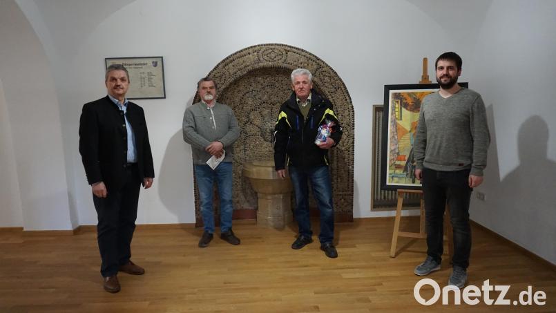 Der eine verabschiedet sich und der andere wurde vereidigt. Bürgermeister Andreas Wutzlhofer (links) und Geschäftsführer Thomas Herrmann (rechts) haben Karl Nickl (Zweiter von rechts) als Feldgeschworenen entbunden und Gerhard Reinl aus Altenstadt (Zweiter von links) in diesem Ehrenamt vereidigt. Bild: dob