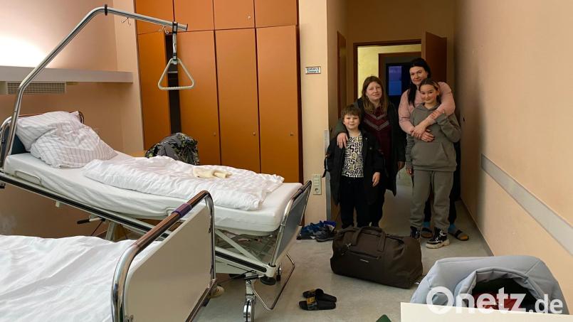 Bett, Tisch, Stühle und ein Bad: 62 Geflüchtete sind in stillgelegten Krankenzimmern der Asklepios-Klinik in Oberviechtach untergebracht. Bild: Völkl