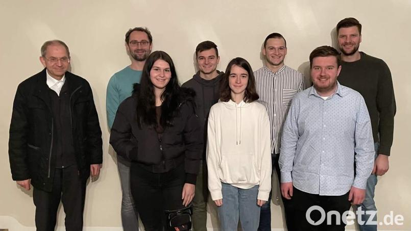 Bei der Vollversammlung wählen die Mitglieder der KJG Hirschau eine neue Leitung (von links): Stadtpfarrer Johann Hofmann, Christian Brinster, Luisa Bock, Alexander Feuchtmeyer, Anna Schreiner, Lukas Schlosser, Florian Kummer und Stefan Butschek. Bild: u