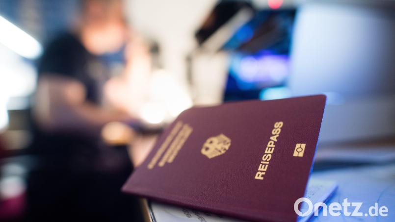 Ein Bundespolizist überprüft an einem Flughafen einen Reisepass. Eine ganze Reihe ähnlicher Dokumente ist auf dem Weg nach Weiden verschwunden. Ob sie in kriminelle Hände geraten ist, weiß niemand. Symbolbild: Matthias Balk/dpa