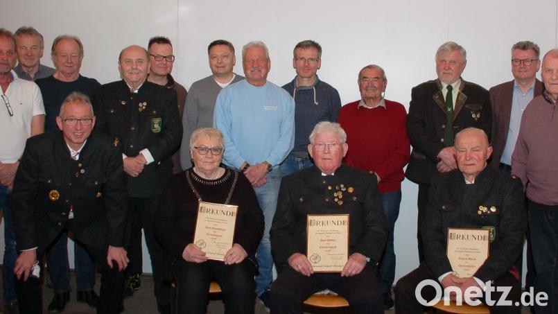 Langjährige Treue und besondere Verdienste honorierte der Schützenverein Edelweiß Obersdorf mit Ehrungen. Stehend von links Mario Stubenvoll, Hermann Bühler, Helmut Makitta, Schützenmeister Georg Hausmann, Martin Donhauser, Bernhard Reif, Heinz Rathenow, Josef Scheffmann, Erich Rötzer, Gauschützenmeister Dietmar Beyer, Bürgermeister Michael Göth und Walter Birzer, sitzend von links Erwin Himmelhuber, Anna Ehrensberger, Josef Weber und Andreas Birner. Bild: Georg Hausmann/exb