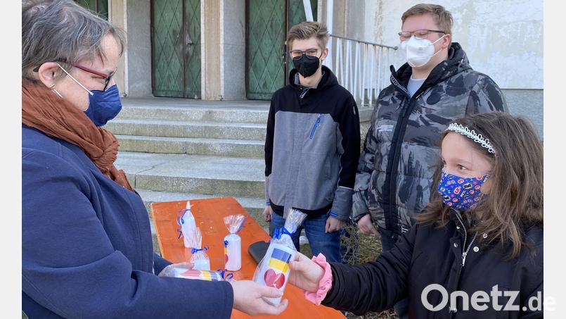 500 Euro zugunsten der Ukraine-Hilfe der Caritas bringt der Verkauf von selbst gebastelten Hoffnungslichtern durch die Ministranten ein. Bild: exb