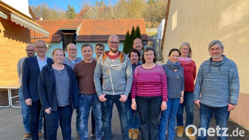 Der Obst- und Gartenbauverein Vilshofen-Rieden hat einen neuen Vorstand gewählt (von links): Dennis Koller, Bürgermeister Erwin Geitner, Ramona Rödl, Markus Albrecht, Albert Stepper, Ingrid Flierl, der neue Vorsitzende Johannes Pretzl, Judith Bearkland, Christian Kotz, Andrea Spies, Sabine Hausner, Kerstin Kumeth und Thomas Sollfrank. Bild: bö