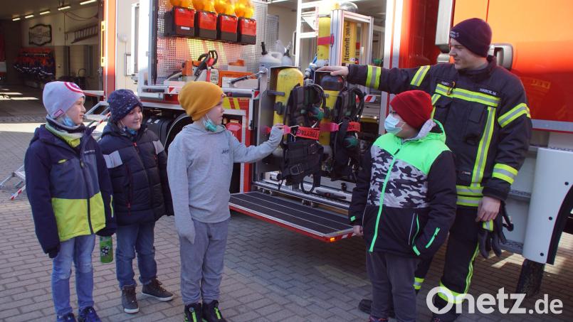 In Gruppen aufgeteilt, wurde den Schulkindern die Ausstattung der Feuerwehr erklärt. Bild: mmj