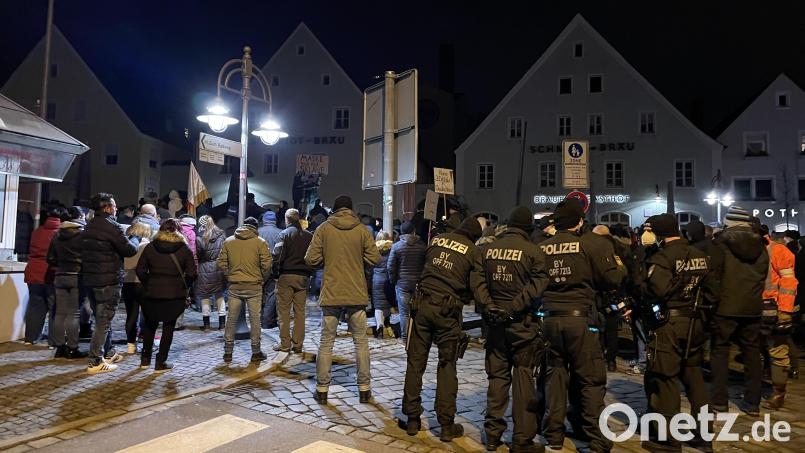 Wenige Wochen nach Maria Münz, ehemals Grüne, sprach Ex-ÖDP-Bundestagskandidat Sönke Siebold bei einer AfD-Demo wie dieser in Schwandorf. Beide sind inzwischen nicht mehr Mitglieder ihrer jeweiligen Partei. Archivbild: jus