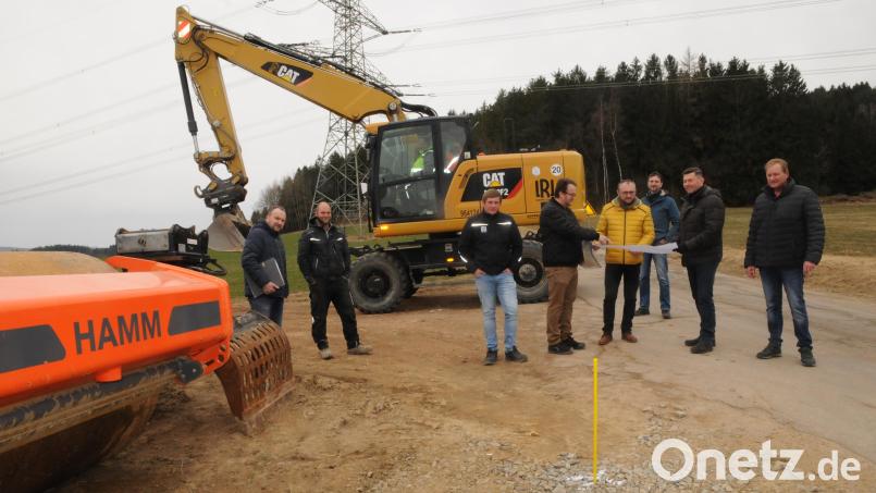 Ein letzter Blick in den Bauplan, dann geben die Bürgermeister Markus Bauriedl und Rainer Rewitzer mit Martin Kohl vom gleichnamigen Ingenieurbüro, den Vertretern der Baufirma sowie den Mitarbeitern der Bauämter den Startschuss für den Ausbau der Gemeindeverbindungsstraße Burkhardsrieth-Pfrentsch. Bild: bey