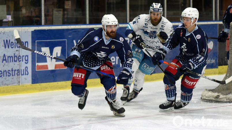 Die Blue Devils Weiden (links Dominik Müller, rechts Edgars Homjakovs) bekommen es im Play-off-Achtelfinale mit den Black Dragons Erfurt zu tun. Archivbild: gb