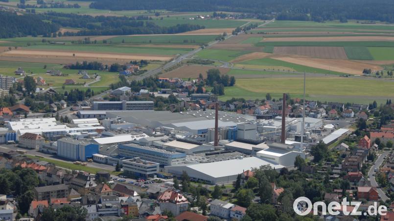 Mehrere Jahrzehnte arbeiteten zwei Ingenieure für den Spezialglashersteller Schott in Mitterteich. In ihrem Ruhestand vergaloppierten sie sich mit einem Beraterbüro, das sie jetzt auf die Anklagebank brachte. Archivbild: Michael Ascherl