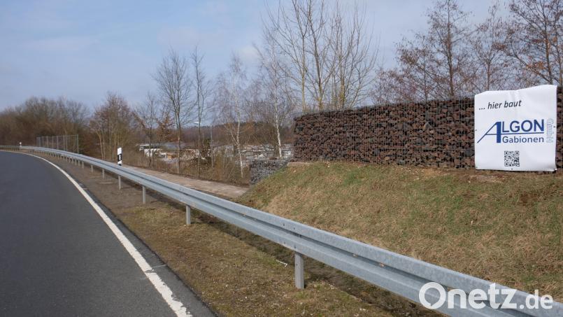 Bereits im vergangenen Jahr begonnen, werden die Arbeiten an der Erneuerung der Gabionenwand an der B 470 in Höhe des Campingplatzes bei Kleinkotzenreuth fortgesetzt. Um den Verkehrsfluss auf der Bundesstraße aufrecht zu erhalten, wird der Verkehr mithilfe von Gelbmarkierungen an der Baustelle vorbei geleitet. Bild: do