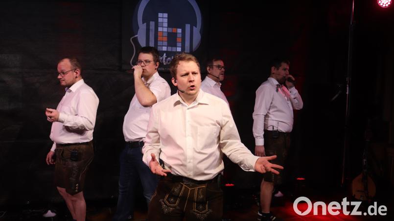 Das Konzert des Vokalensembles Bertomijo steht auch im Zeichen des Kriegs in der Ukraine. Zu diesem Zweck stellen die Musiker und Sänger eine Spendenbox auf. Bild: pi