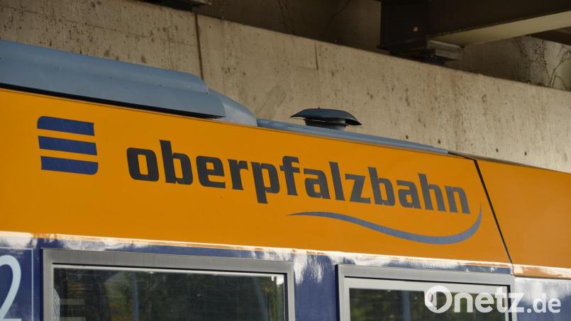 Ein Zug der Oberpfalzbahn wurde großflächig mit Graffiti beschmiert. Bild: Bundespolizei/exb