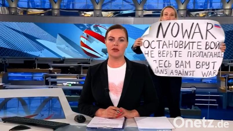 Der Screenshot aus der abendlichen Hauptnachrichtensendung des russischen Staatsfernsehen zeigt die Protestaktion von Marina Ovsyannikova. Bild: dpa