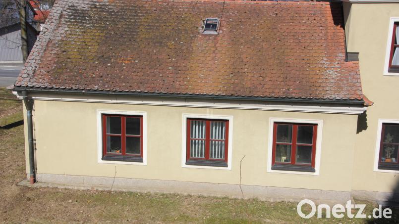 Im hinteren Bereich des ehemaligen Sparkassengebäudes in Großkonreuth, in das künftig Teile der Marktverwaltung einziehen werden, soll eine Terrassentür eingebaut werden. Zu diesem Thema findet ein eigener Ortstermin statt. Bild: kro