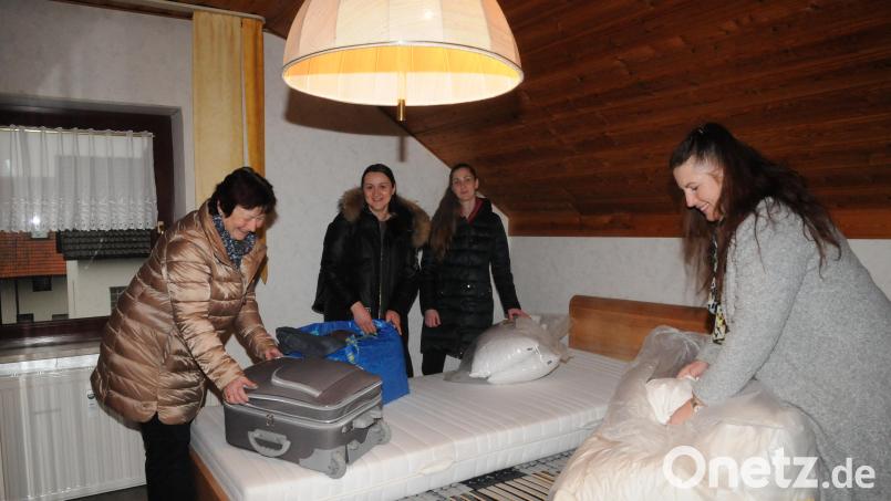 Maria Pressl-Herrmann, Stadtverwaltung Pleystein (links), und Corinna Kurzian-Rewitzer (rechts) helfen Olena Vygovska (2. von links) und Anna Vygovska beim Einräumen der Ferienwohnung im Haus von Resi Rappl. Bild: bey