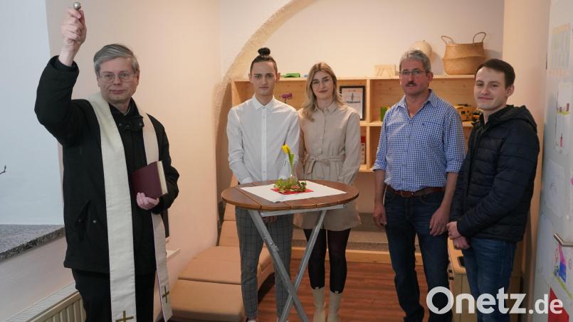 Pfarrer Norbert Götz segnete die Logopädie-Räume von Jakob Ertl (Zweiter von links); mit dabei waren seine Freundin Julia, Papa Martin und Bruder Lukas. Bild: fvo