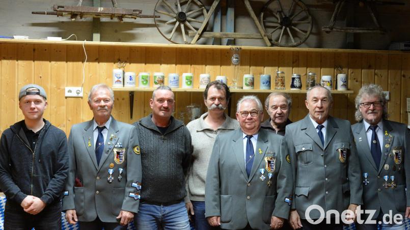 Die die KSK/RK Hohenkemnath wählt einen neuen Vorstand (von links): Jannik Knauer, Manfred Rösl, Michael Berschneider, Gerhard Herbst, Andreas Kestler, Ehrenvorsitzender Franz Stiegler, Josef Rubenbauer und Vorsitzender Hermann Knauer. Bild: Andreas Brückmann