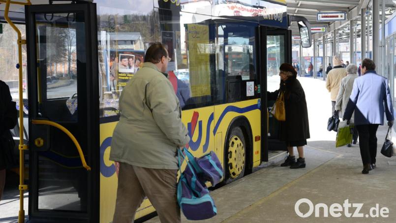 Ein Mann hat sich am Amberger Busbahnhof als Polizist ausgegeben und einen Bus gestoppt - um diesen zu kontrollieren. Nun ist die (echte) Polizei mit dem Vorfall befasst. Archivbild: Petra Hartl