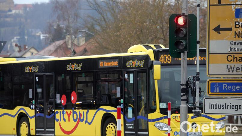 Autofahrer, die am Dienstag und Mittwoch an der Drahtahmmerkreuzung bei &quot;Rot&quot; halten mussten, dürfte das ungewöhnliche Gerät am Mast unterhalb der Ampel aufgefallen sein: Hier wurden Verkehrsströme gemessen. Bild: Wolfgang Steinbacher