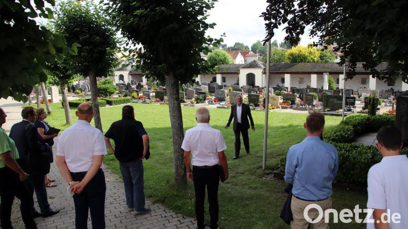 Mit dem fünften Bauabschnitt der Generalsanierung des Friedhofs in Auerbach hat sich der Stadtrat auf einem Ortstermin im Juli 2021 beschäftigt. Jetzt vergab er den mehr als 400.000 Euro schweren Auftrag für die Landschaftsarbeiten. Archivbild: jma