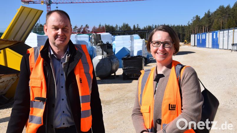 MdB Susanne Hierl (CSU) verschaffte sich bei ihrem Besuch in der Gemeinde Ebermannsdorf bei Bürgermeister Erich Meidinger auch einen Überblick über das gerade entstehende Gewerbegebiet Schafhof-Ost. Bild: bö