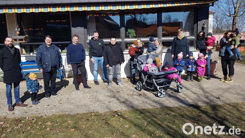 Das Übertragungs-Team mit Sandro Stefinger, Stefan Rappl und Manuel Balk (Dritter, Vierter und Fünfter von links) kauften für das Preisgeld einen „Großraum-Buggy“ für die Kinderkrippe. Bürgermeister Armin Bulenda (links) und Pfarrer Udo Klösel (Zweiter von links) sowie Leiterin Veronika Janda (Dritte von rechts) freuten sich sehr über die Aktion. Bild: gi