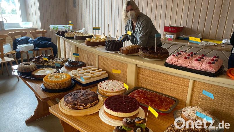 Der Kuchenverkauf des Ortsjugendwerks der AWO in Windischeschenbach lief bestens. Schon nach einer Stunde war alles weg. Bild: Ortsjugendwerk/exb