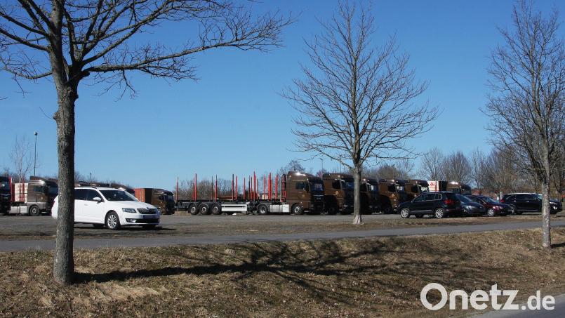Derzeit parken zahlreiche Lastwagen und die privaten Pkw der Fahrer am ehemaligen Festplatz an der Egerstraße. Doch diese Möglichkeit besteht nur für begrenzte Zeit, weil dort bald der Bau der Norma-Filiale beginnt. Bild: wro