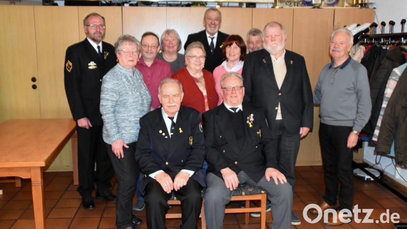 Der alte und der neue Kameradschaftsleiter: Auf Harald Habermann folgt Gerhard Meiler (vorne, von links) an der Spitze der Marinekameradschaft Weiden. Bild: Picasa/exb