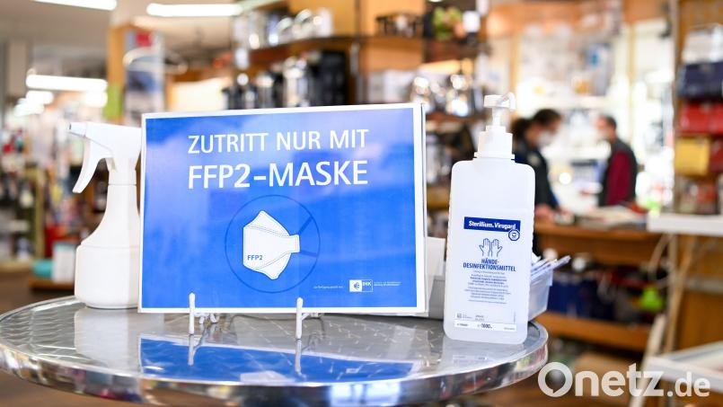 Hinweisschilder wie dieses könnten beim Shopping bald der Vergangenheit angehören: Gemeinsam mit fast allen anderen Schutzmaßnahmen soll auch die Maskenpflicht im Einzelhandel ab 20. März wegfallen. Symbolbild: Tobias Hase/dpa