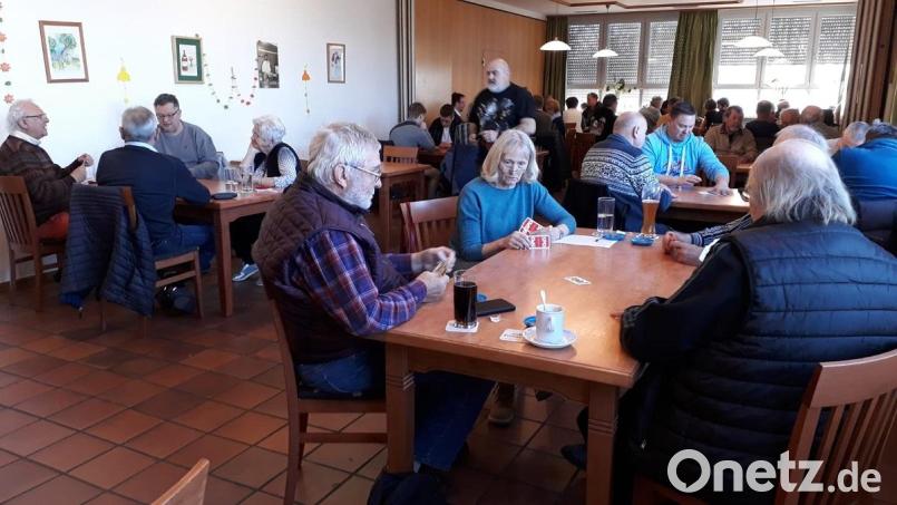 Viele Teilnehmer kamen zum Josefi-Preisschafkopf der SPD AG 60plus ins Schützenhaus. Bild: Lore Leitmeier/exb