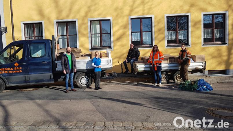 Beim Beladen legte selbst Bürgermeister Armin Bulenda (links) Hand an. Auch der Leiter des Helferteams Oberpfalz, Manuel Woyschnitzka (Mitte), packte mit an. Bild: gi