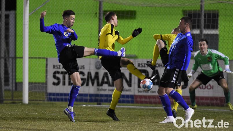 Die torlose Heimpartie gegen den FC Amberg (gelbe Trikots) bleibt für die SpVgg SV Weiden vorerst die einzige Liga-Partie in diesem Jahr. Der kommende Gegner Sturm Hauzenberg beklagt etliche Coronafälle und kann nicht antreten. Bild: Büttner, Gerhard