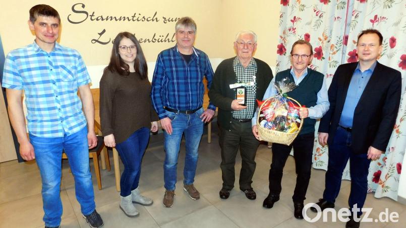 Vorsitzender der Jagdgenossenschaft Plössen, Markus Heindl (links), und Bürgermeister Christian Porsch (rechts) dankten den bisherigen Jagdbetreuern Alfons Nickl (Dritter von rechts) und Hubert Heindl (Zweiter von rechts) und beglückwünschten die Nachfolger Reinhold Veigl (Dritter von links) und Carina Veigl. Bild: hai