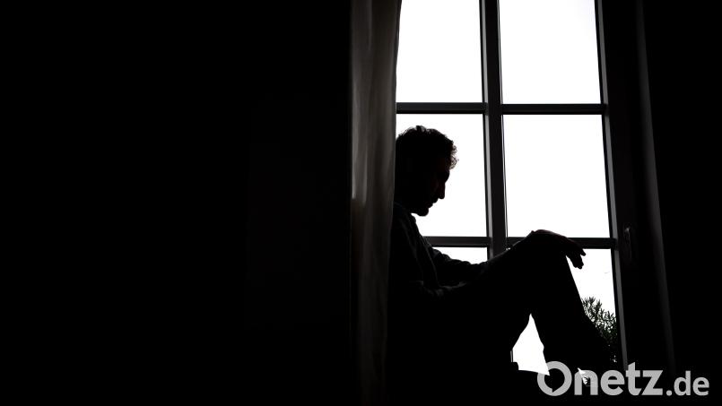 Isolation kann zu dunklen Gedanken führen. Im vergangenen Jahr wurde die Integrierte Leistelle häufiger als im Vorjahr wegen Suizidgedanken oder -versuchen alarmiert. Symbolbild: Sina Schuldt/dpa