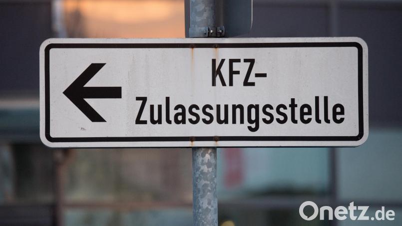 Der Weg zur Zulassungsstelle kann vor dem Autoverkauf dem Besitzer oft viel Ärger ersparen. Symbolbild: Armin Weigel/dpa