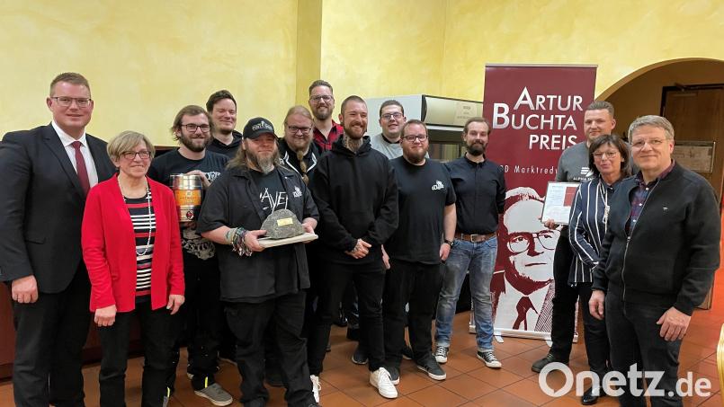 Das Arbeitsteam von Sticky Fingers mit SPD-Kreisvorsitzendem Holger Grießhammer und Gisela Wuttke-Gilch (von links) sowie SPD-Ortsvorsitzendem Jürgen Veitz-Brigl und Bürgermeisterin Christine Eisa ( von rechts). Bild: fphs