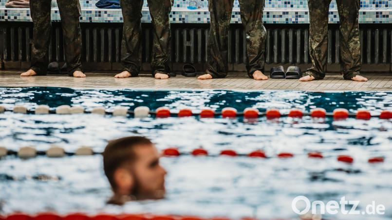 Für das silberne Rettungsschwimmabzeichen müssen sie 300 Meter in Kleidung in höchstens 12 Minuten schwimmen und sich danach im Wasser entkleiden. Symbolbild: exb/Bundeswehr/Jana Neumann