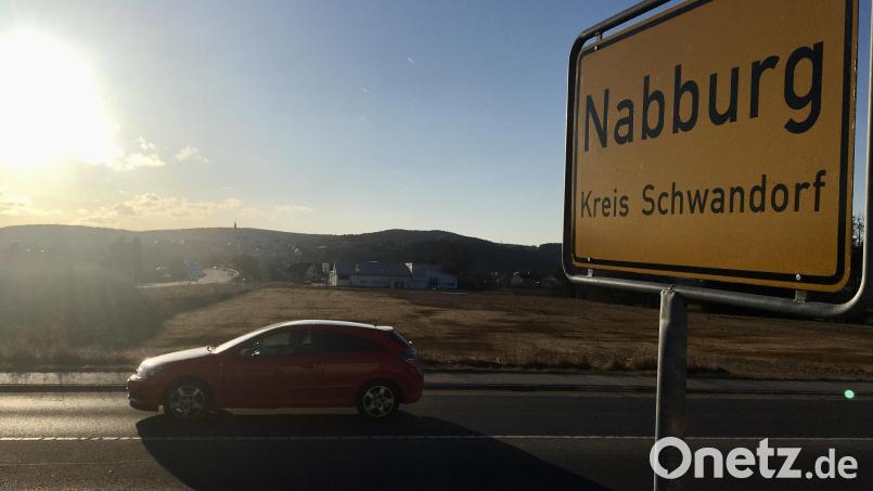 Hier, am Kreisverkehr im Osten der Stadt Nabburg, entsteht das neue Therapiezentrum. Bild: upl