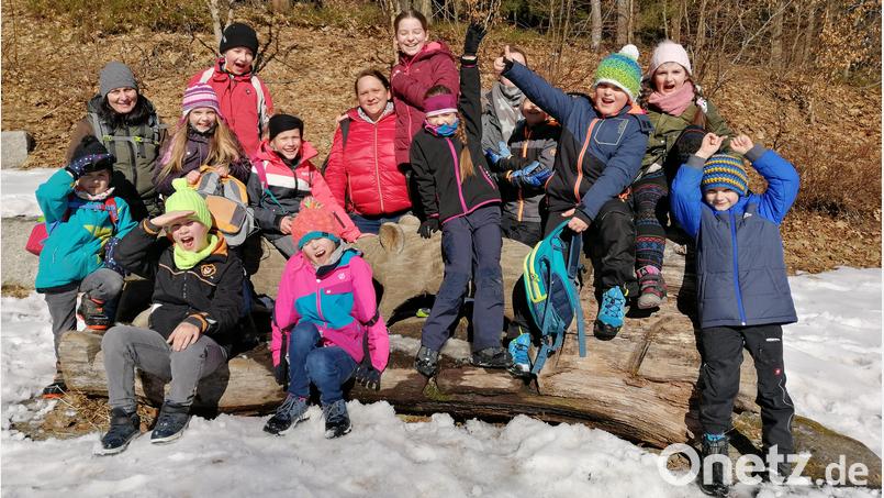 Viel Spaß hatten die Hortkinder beim Ausflug in den Steinwald. Mit auf dem Bild Hortleiterin Sabrina Goller (hinten links). Bild: njn
