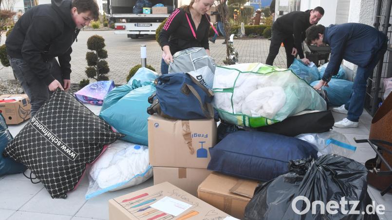 Hubert Dirnberger jun. (links), Halinas Sohn, und seine Freunde helfen beim Beladen des Lkw mit den Spenden für die Ukraine. Bild: Gabi Schönberger