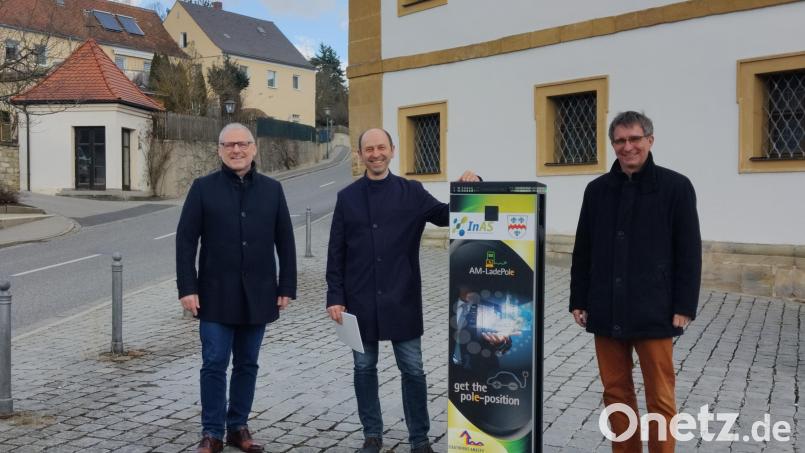 Die Elektroautos der Caritas-Sozialstation sollen künftig an der Ladestation der Gemeinde &quot;tanken&quot;, vereinbarten Diakon Richard Sellmeyer, Bürgermeister Hans Ram und Stephan Prechtl von INAS (von links). Bild: Sabrina Elefant/exb
