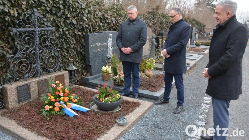 Am Grab des früheren Landrats und Landtagsabgeordneten Otto Freundl auf dem Waldsassener Friedhof erinnerten (von rechts) Landrat Roland Grillmeier, Bürgermeister Bernd Sommer und CSU-Ortsvorsitzender Markus Scharnagl an dessen Verdienste und legten zum Gedenken ein Blumenbukett nieder. Bild: jr