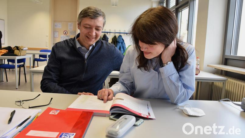 Sabir Musaev und seine Ehefrau Olga Musaeva sind seit einigen Jahren in Deutschland. Das Ehepaar aus Russland möchte in Deutschland wieder in anspruchsvollen Berufen arbeiten. Deshalb absolvieren sie den auf hohem Niveau angesiedelten Berufssprachkurs C1 an der VHS. Bild: ubb